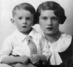 Louis Wolfson avec sa mère, Rose Minarsky-Brooke, en 1934. (DR)